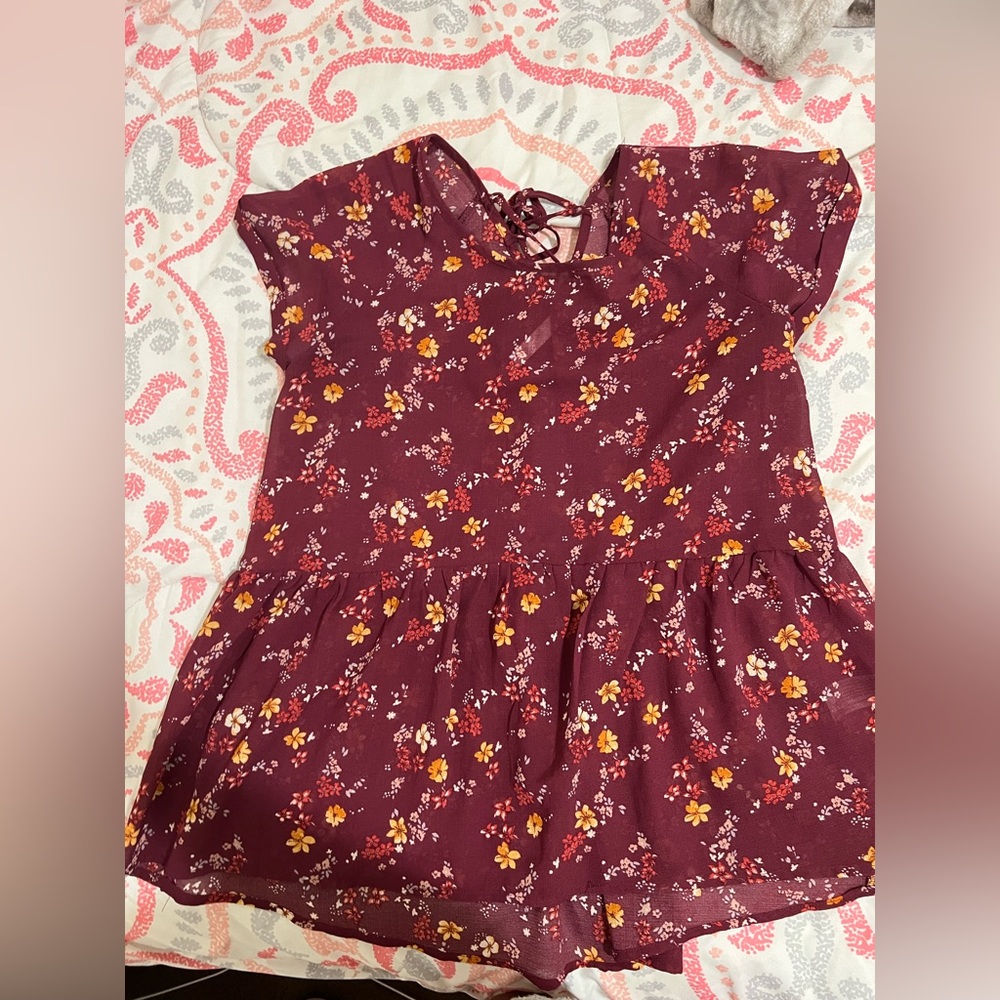 cute floral top with lace up detail in the back, size M